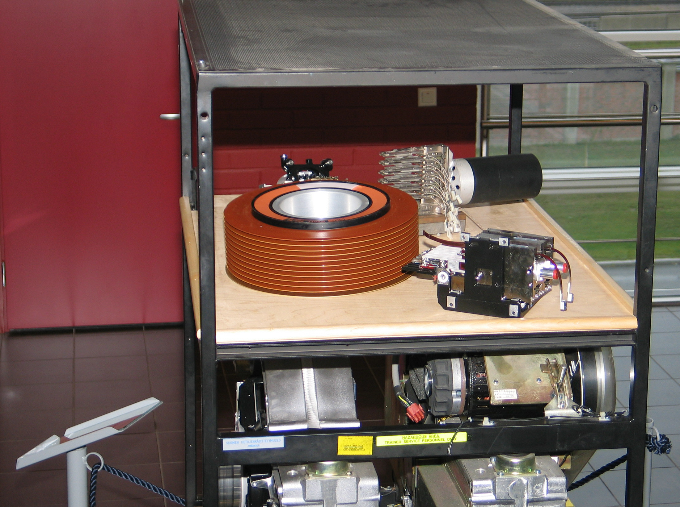 1980-luku, levyaseman p��lle koottu erilaisia luku- ja kirjoitusp�it� ja avattu vaihtolevypakka