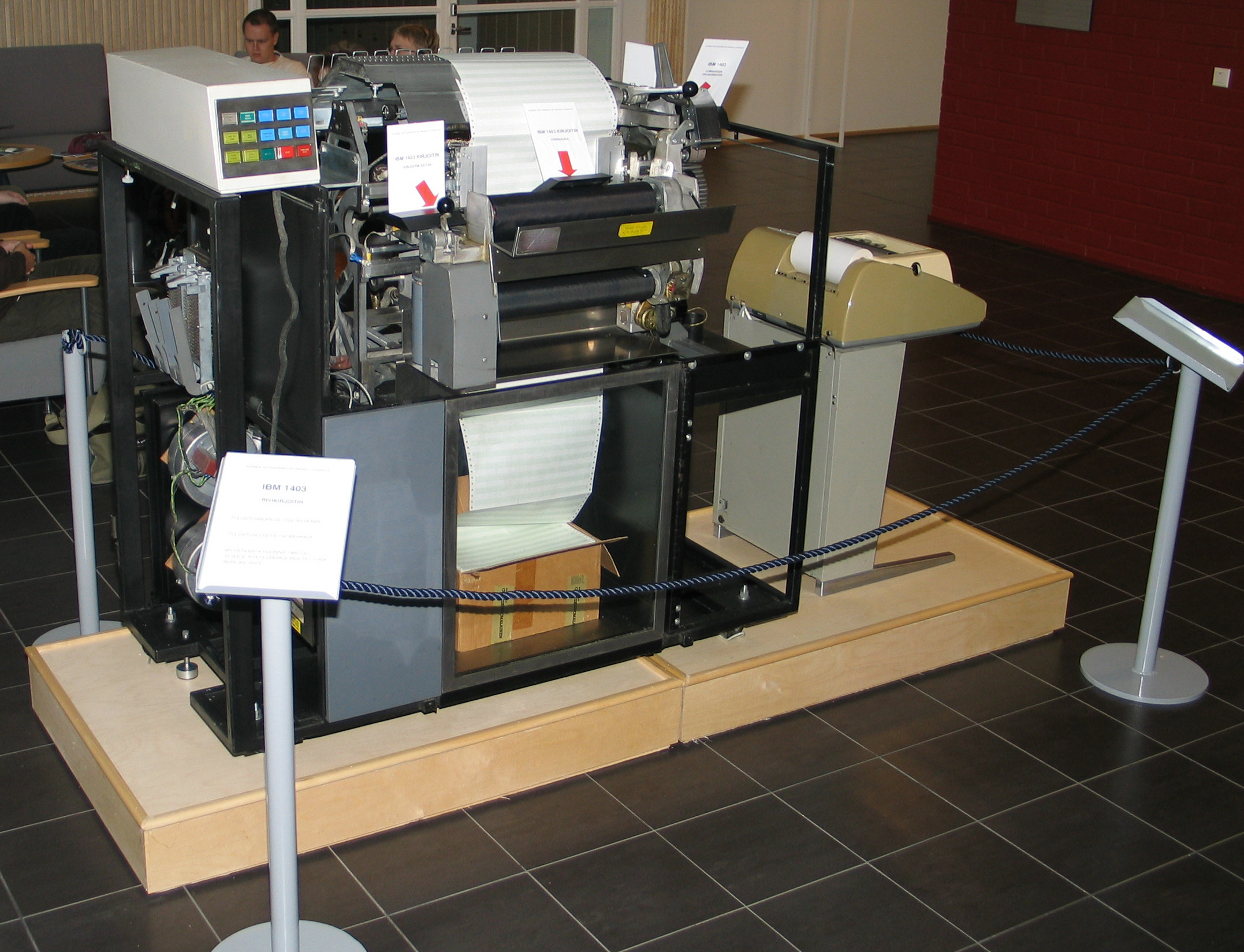 1960-luku, tulostin IBM 1403 vierell� Teletype